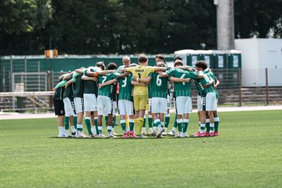 Die U19 im Mannschaftskreis vor einem Ligaspiel.