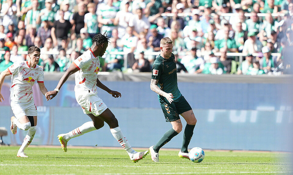 null Marvin Ducksch mit Ball am Fuß.