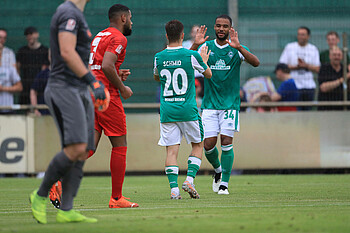 Romano Schmid und Manuel Mbim klatschen nach einem Kopfballtor ein. 