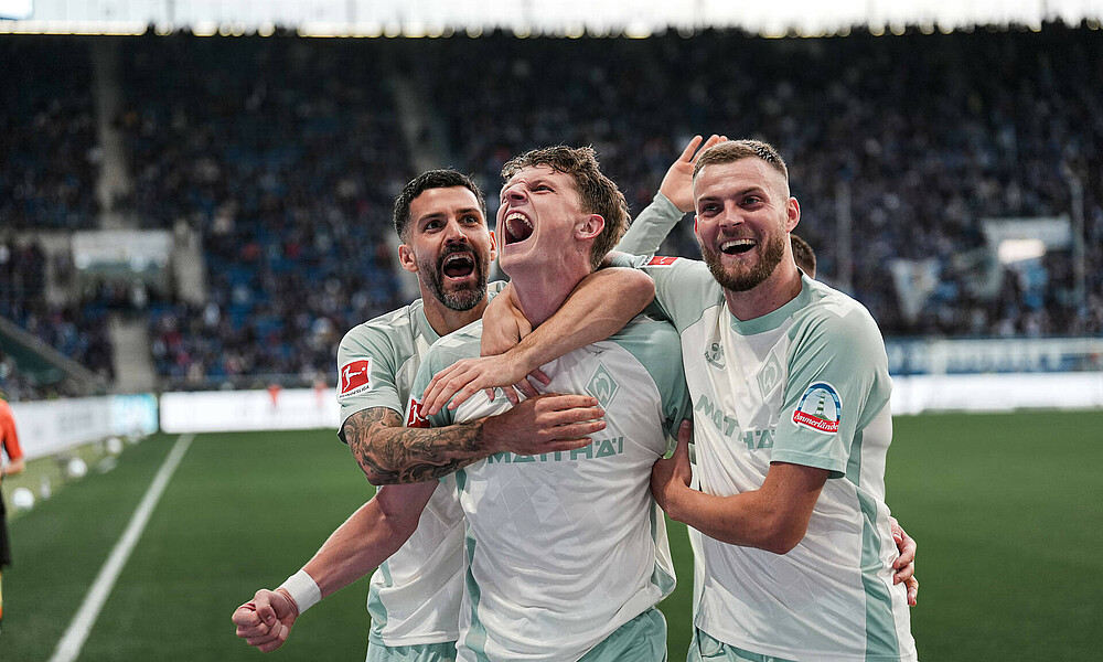 Jens Stage jubelt mit seinen Teamkollegen. 