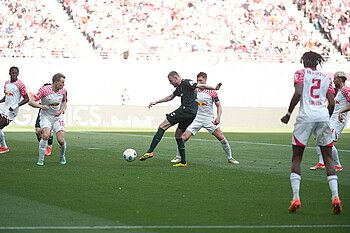 null Ducksch umzingelt von Gegenspielern verfehlt knapp das Tor.