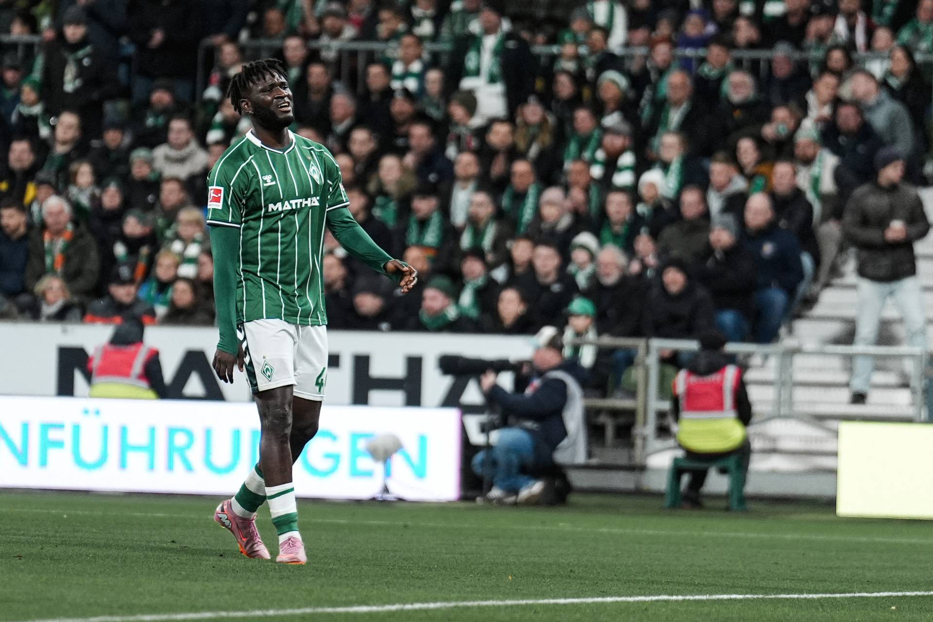 Victor Boniface im Werder-Trikot auf dem Platz im Weserstadion.