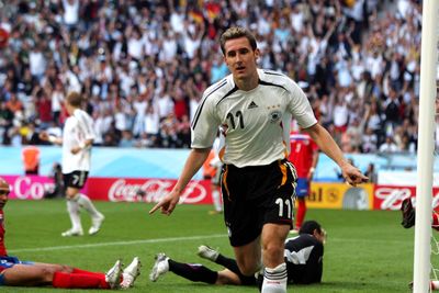 Miroslav Klose jubelt nach einem Tor gegen Costa Rica.