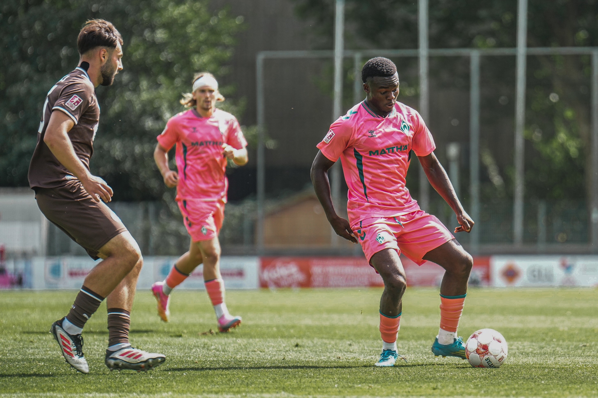Princewill Mbock läuft mit dem Ball am Fuß.