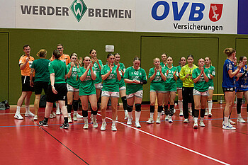 null Die Spielerinnen klatschen