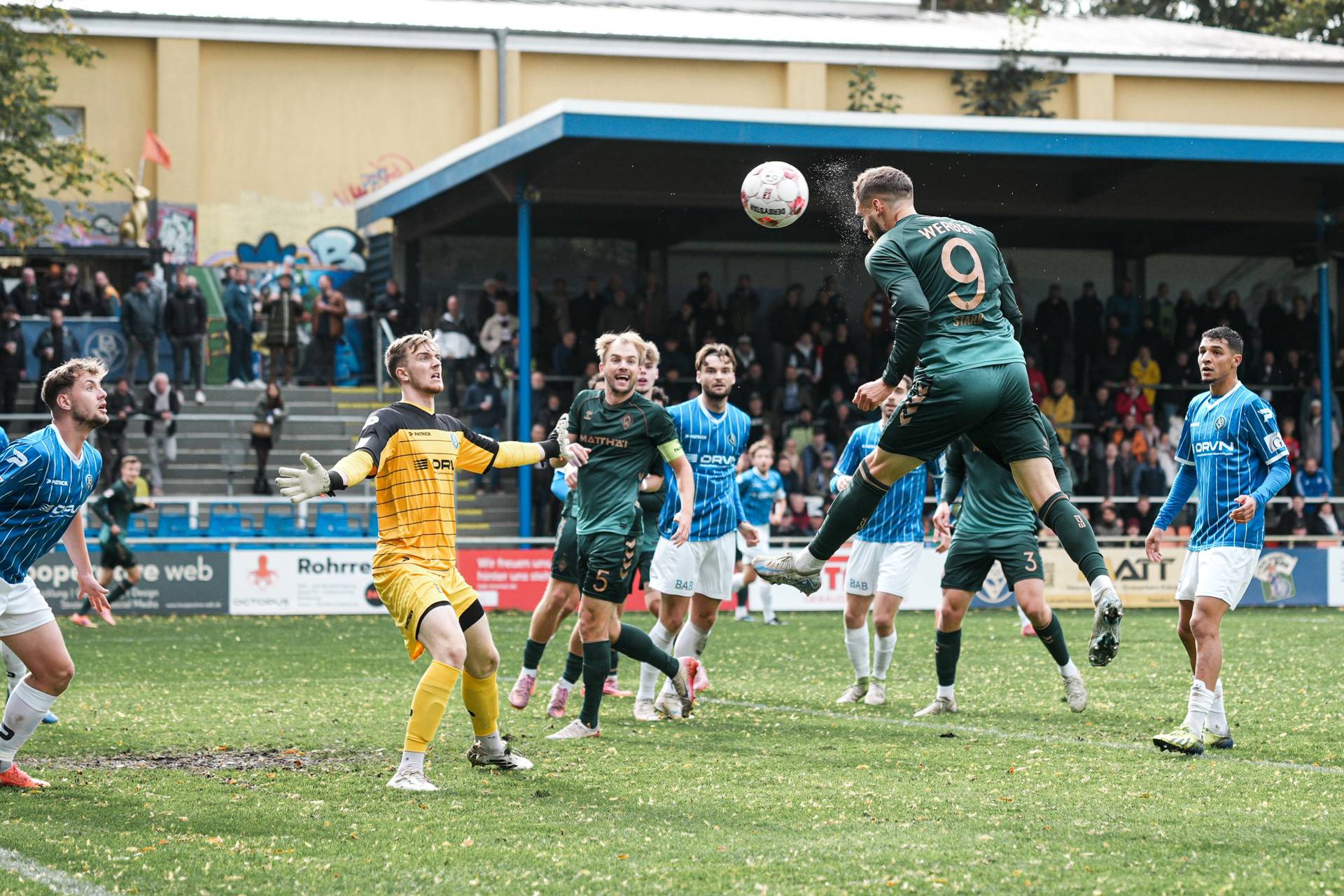 Christian Stark köpft den Ball auf das Tor des Bremer SV.