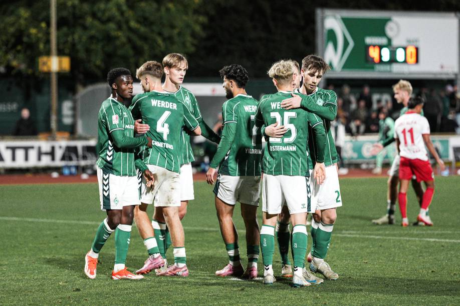 Die U23 des SV Werder umarmt sich beim gemeinsamen Torjubel.