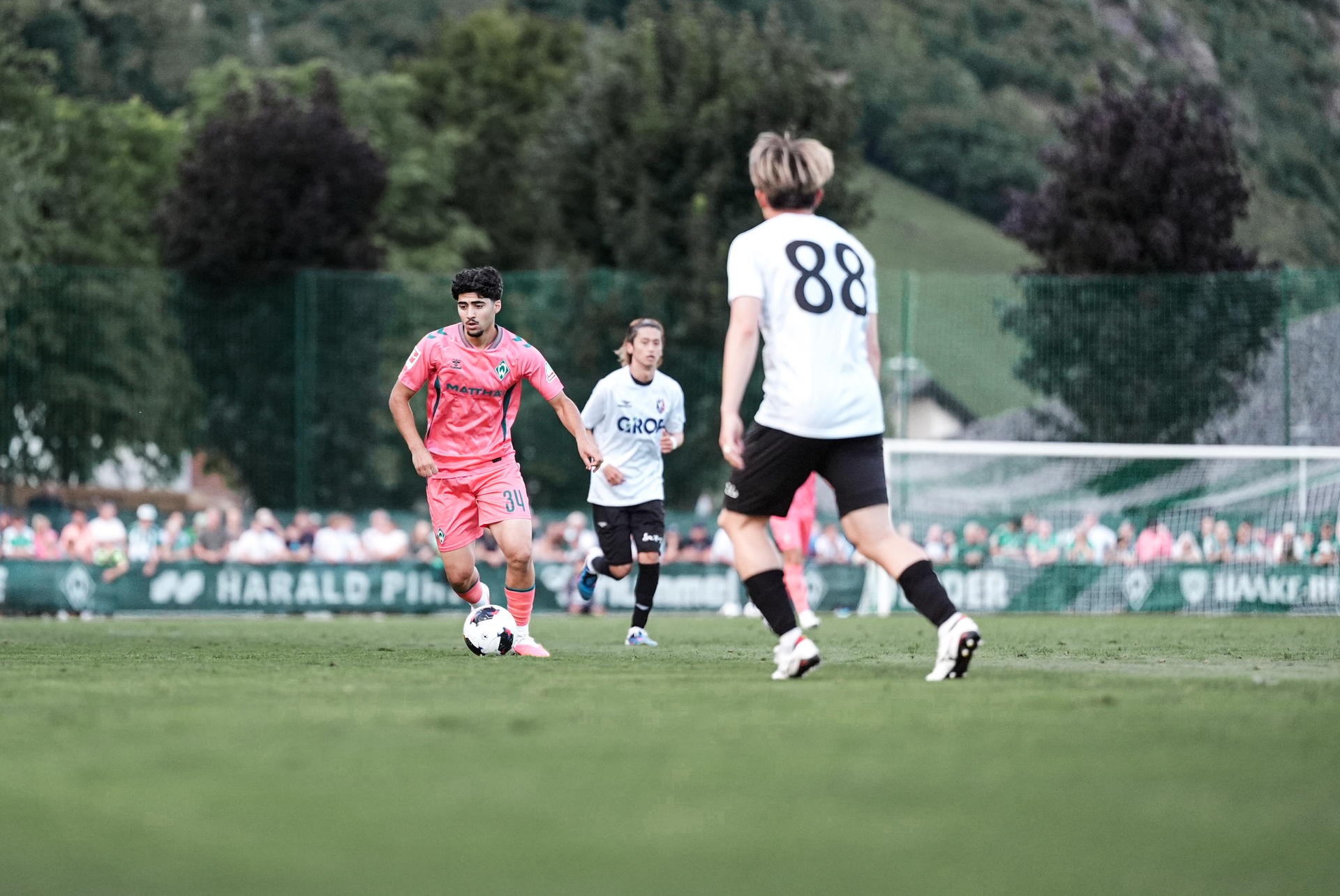 Darwin Soylu dribbelt im Testpiel gegen Fagiano Okayama mit dem Ball am Fuß.