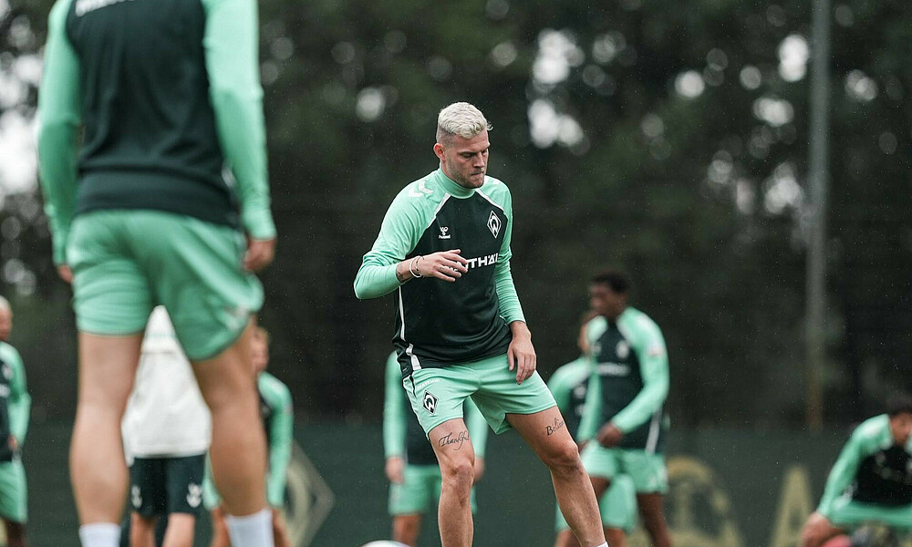 Marvin Ducksch im Teamtraining am Ball