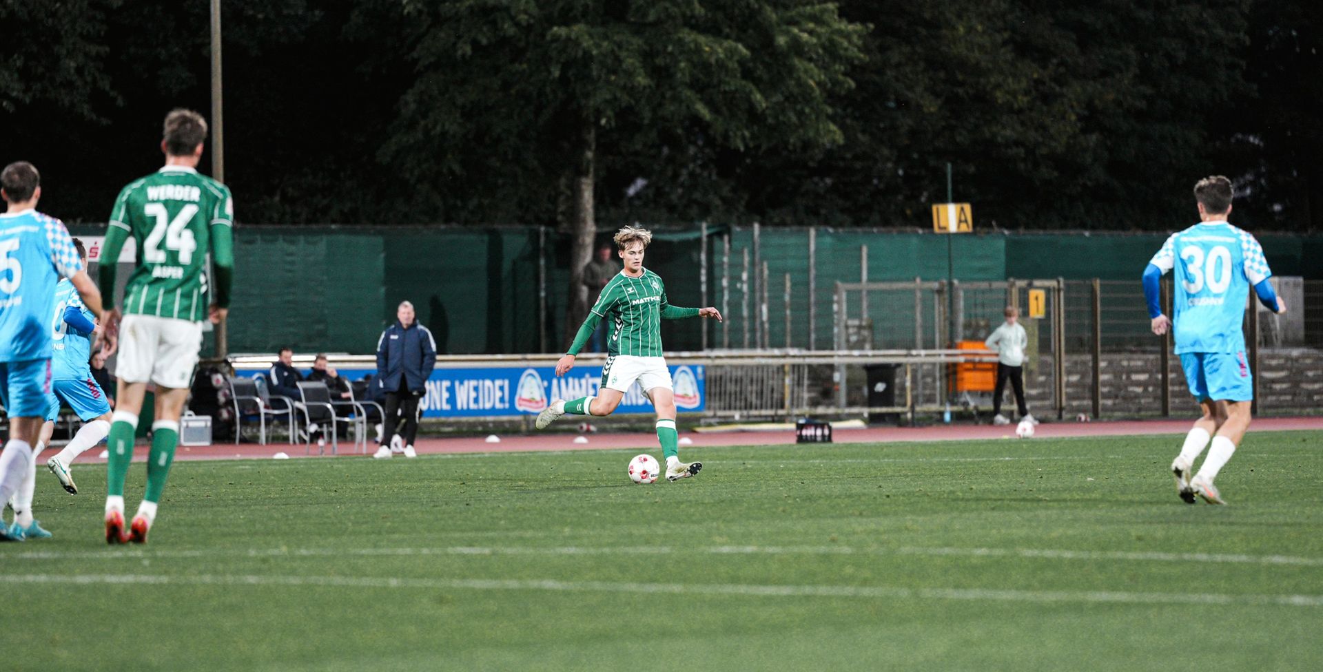 Mats Heitmann spielt den Ball.