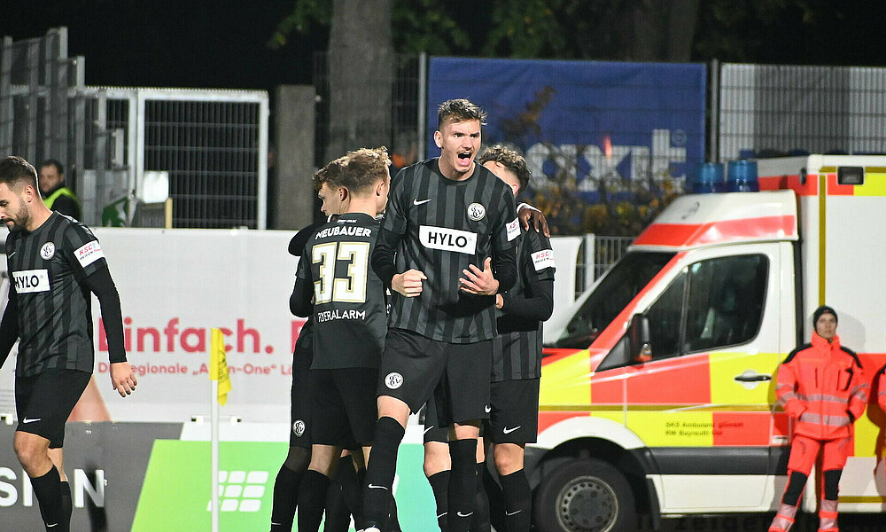 null Nick Woltemade beim Jubel zu seinem Siegtreffer in Bayreuth.