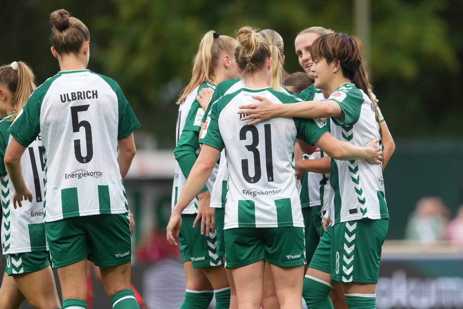 Die WERDERFRAUEN bejubeln gemeinsam einen Treffer.