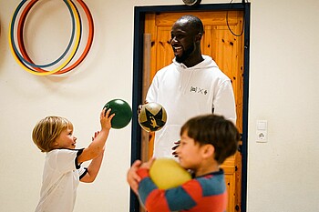 Keita spielt mit ein paar Kids.