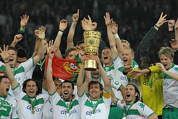 null Die Mannschaft hält den DFB-Pokal in die Luft.