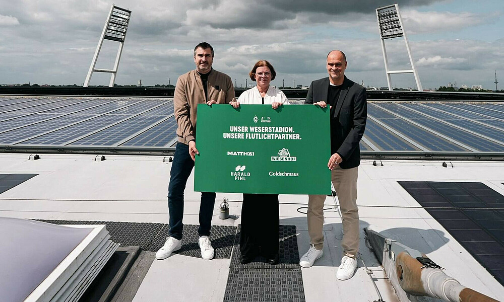 Hans-Jörg Otto, Kristina Vogt und Klaus Filbry mit einer Tafel mit den Partnern. 
