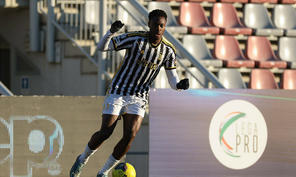 Dikeni Salifou im Trikot von Juventus Turin mit Ball am Fuß.
