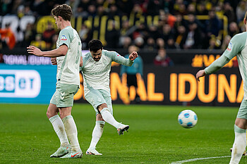 Bittencourt schießt auf das Tor. 