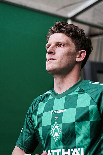 null Jens Stage steht fokussiert im Spielertunnel des Weserstadions