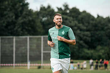 Aaron Hunt läuft im Trikot über den Platz. 