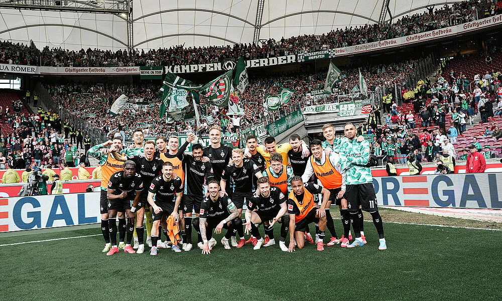 Werder-Spieler mit Gruppenfoto vor dem Gästeblock in Stuttgart