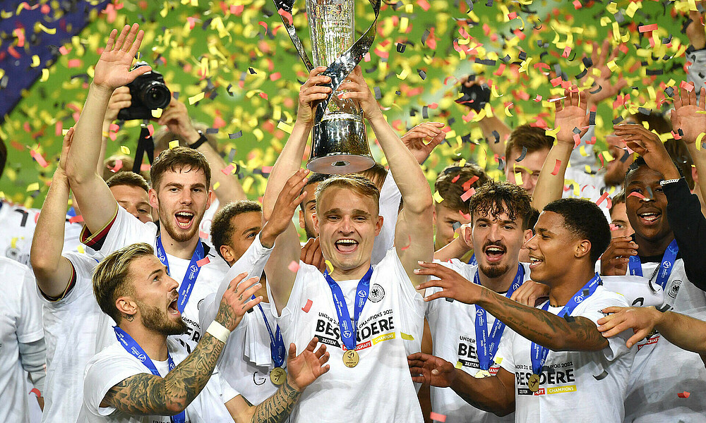 null Amos Pieper hebt den U21-EM-Pokal in die Höhe.