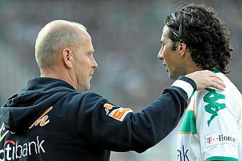 Thomas Schaaf legt seine Hand auf die Schulter von Claudio Pizarro 2008