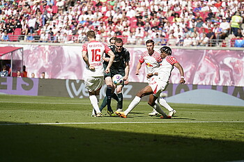 null Marvin Ducksch versucht sich gegen drei Gegenspieler durchzusetzen.