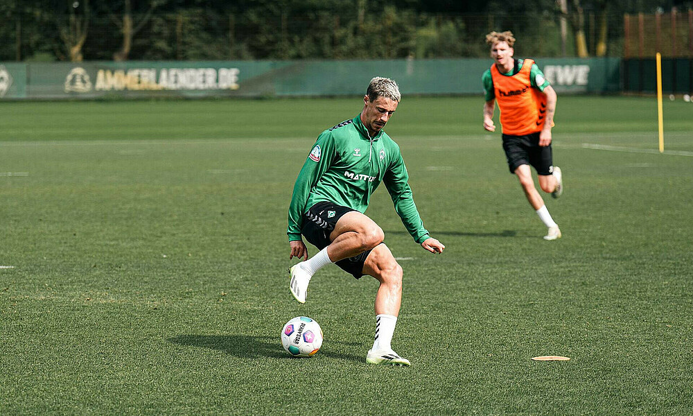 Marco Friedl mit Ball am Fuß.