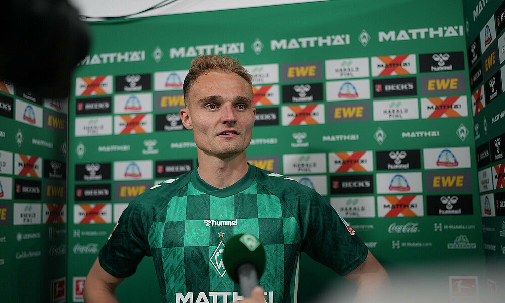 null Amos Pieper am WERDER.TV-Mikrofon.