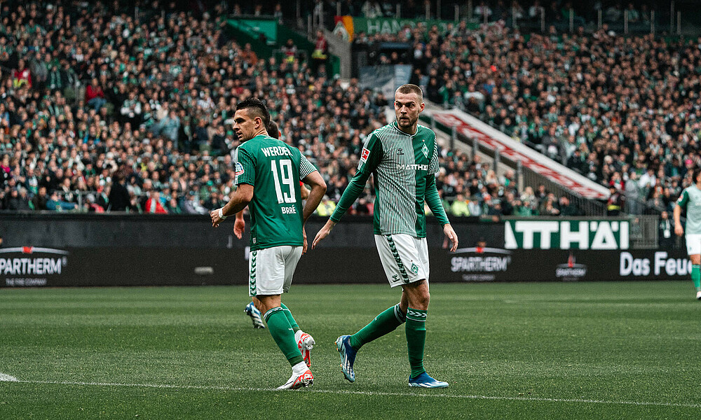 Ducksch und Borré stehen gemeinsam auf dem Platz.