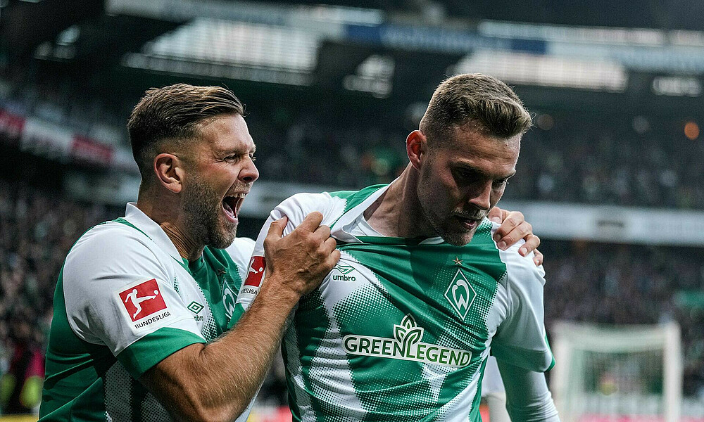 Niclas Füllkrug und Marvin Ducksch bejubeln ein Tor.