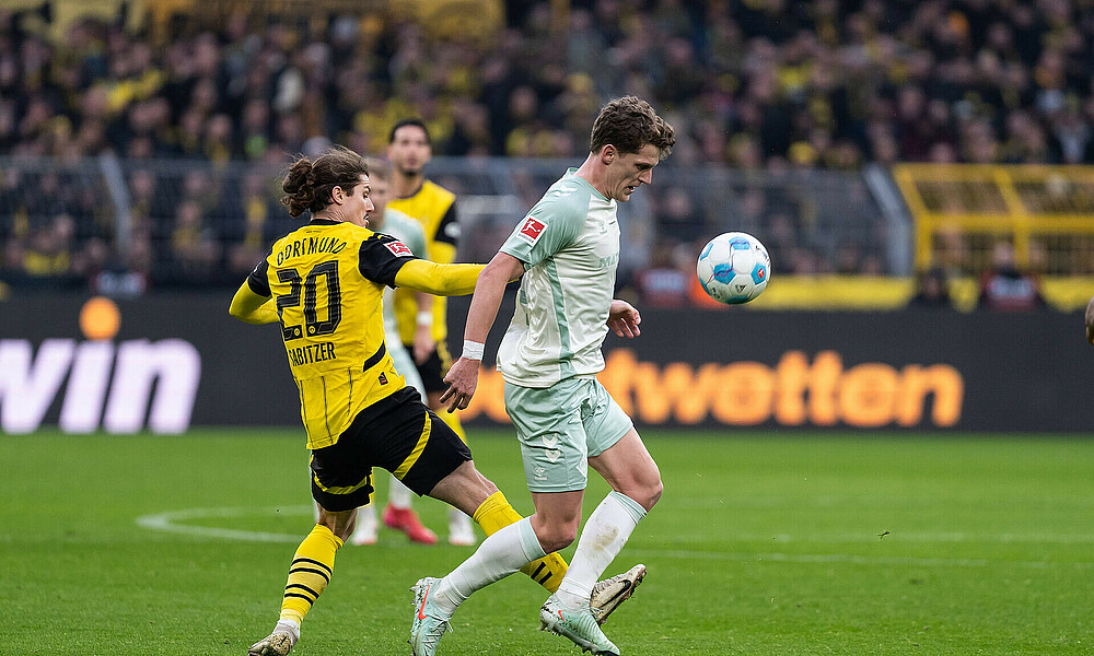 Stage im Zweikampf mit Sabitzer. 