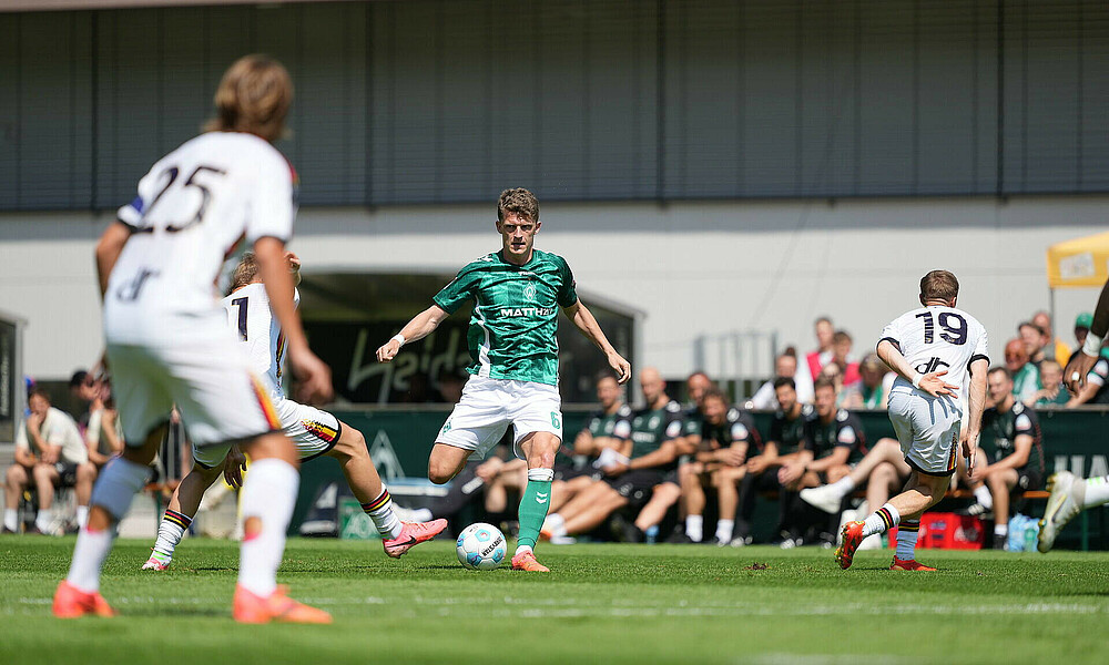 Jens Stage spielt den Ball. 