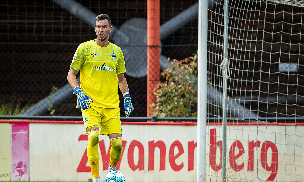 Jiri Pavlenka im Testspiel mit dem Fuß am Ball.