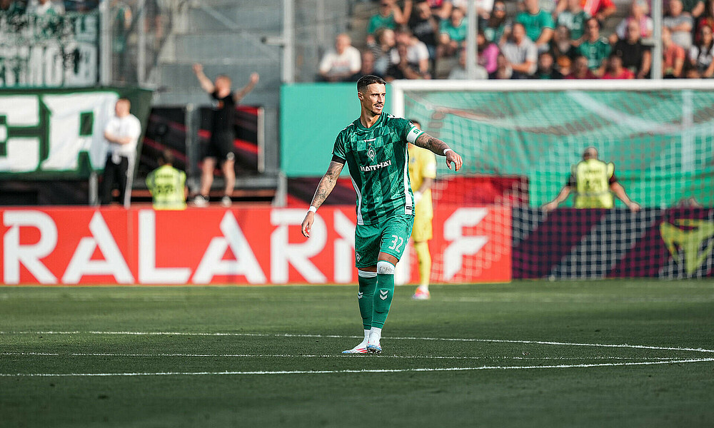 Friedl im Heimtrikot 2024/25 zeigt zur Seite