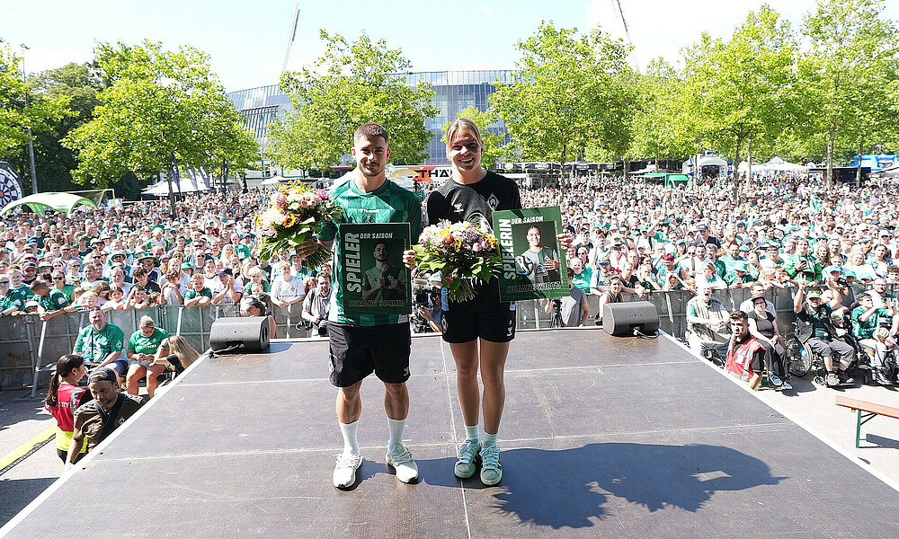 null Schmid und Wirtz mit Blumenstrauß.