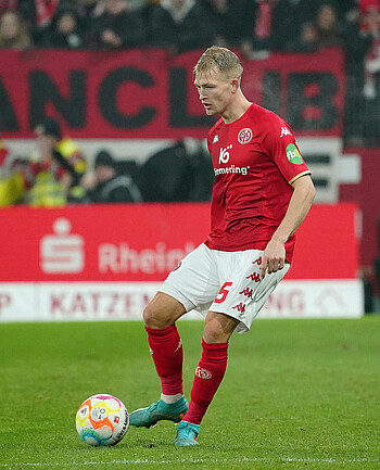 Andreas Hanche-Olsen passt den Ball zum Mitspieler