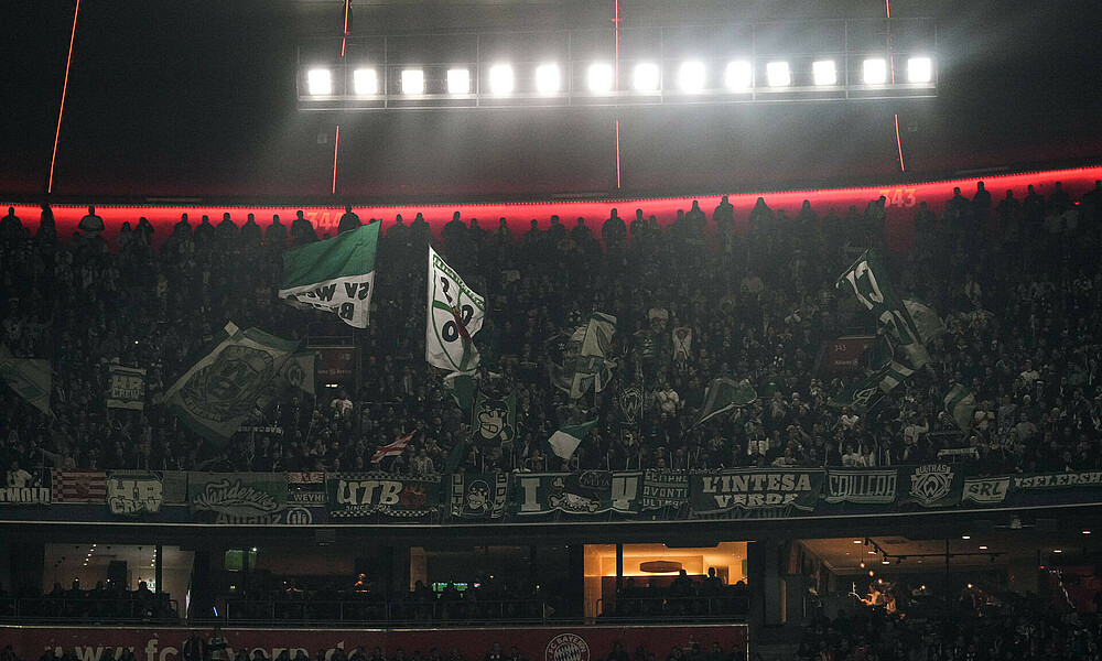 null Der Gäste-Block mit zahlreichen Werder-Fahnen.