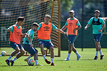 Jens Stage im Zweikampf um den Ball mit Romano Schmid.