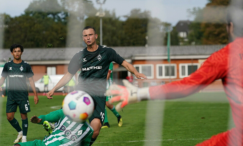 Maik Lukowicz erzielt ein Tor.