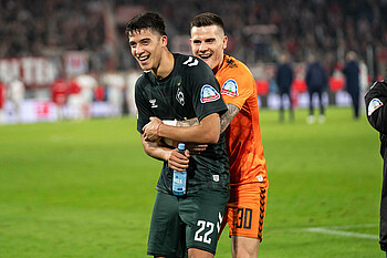 null Zetterer umarmt Julian Malatini.