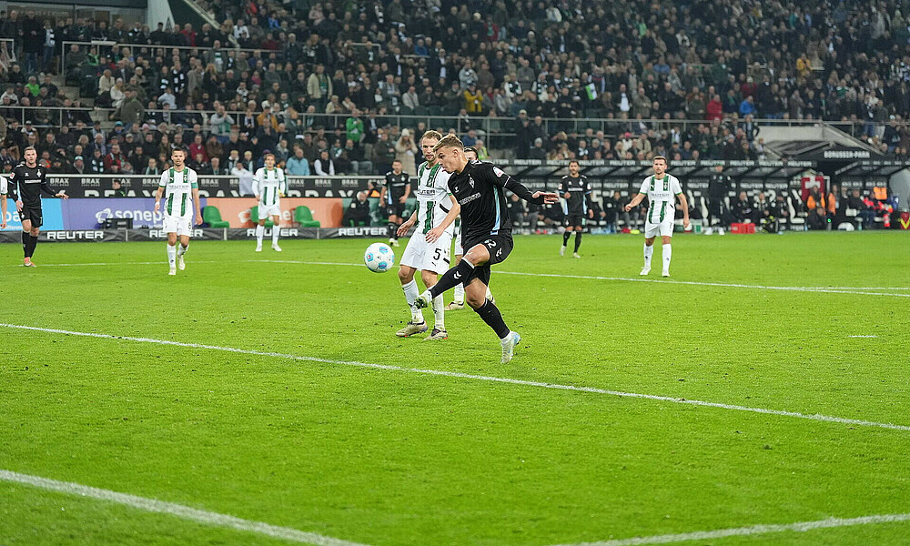 null Keke Topp beim Schuss im Strafraum beim Auswärtsspiel gegen Borussia Mönchengladbach