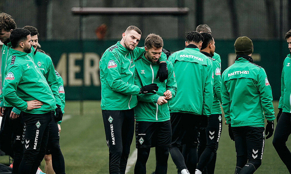 null Marvin Ducksch umarmt Mitchell Weiser.