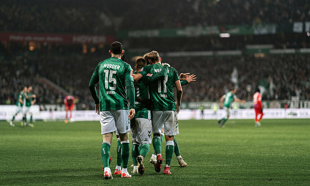 Oliver Burke, Romano Schmid und Marco Grüll jubeln im Weserstadion mit dem Rücken zur Kamera