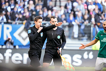 null Schiedsrichter Daniel Siebert entschied zweimal auf Handelfmeter für Werder