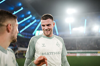 Marvin Ducksch lächelt Romano Schmid an in Paderborn