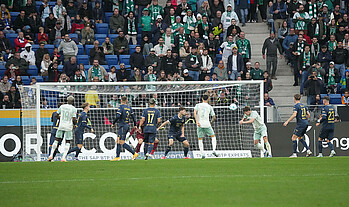 null Jens Stage trifft den Ball mit dem Kopf im Strafraum der TSG Hoffenheim