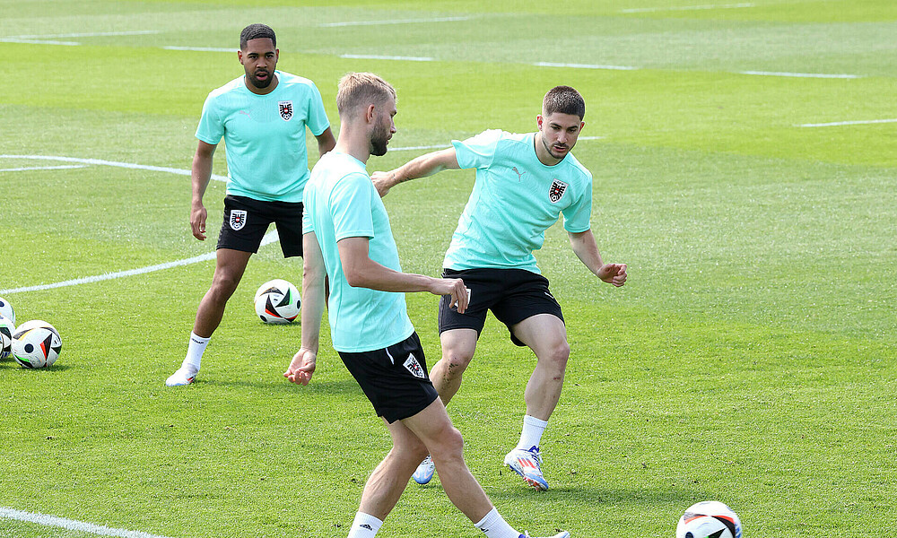 null Romano Schmid im ÖFB-Dress auf dem Trainingsplatz.