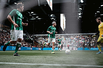 Fin Bartels auf dem Hallenboden. 