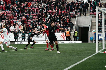 Niclas Füllkrug dreht mit ausbreiteten Armen nach seinem Tor gegen Mainz jubelnd ab,